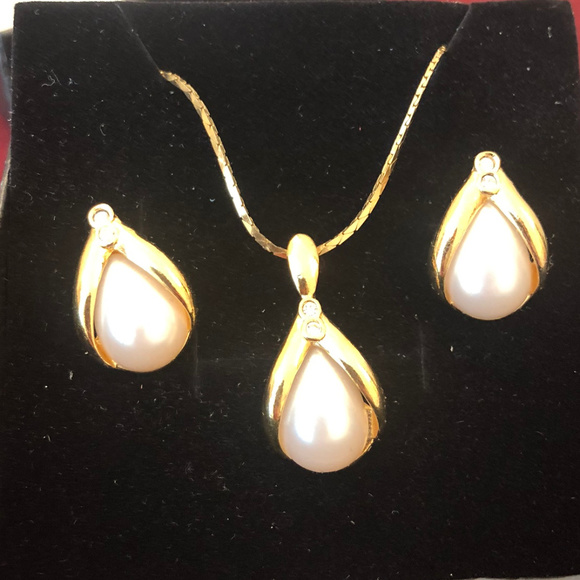 Avon Gold Faux Pearl Necklace & Matching Earrings - Picture 2 of 5